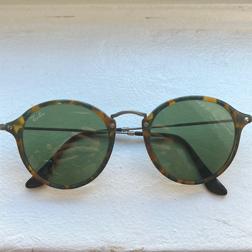 NWOT Ray-Ban round fleck sunglasses
